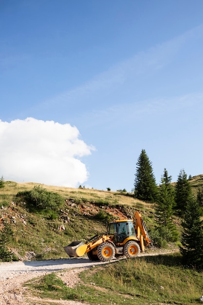Terasamentele pentru drumuri forestiere: acces în zone greu accesibile