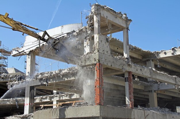 Demolarea structurilor metalice: tăiere și demontare profesională