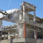 Demolarea coșurilor de fum industriale: tehnici specializate