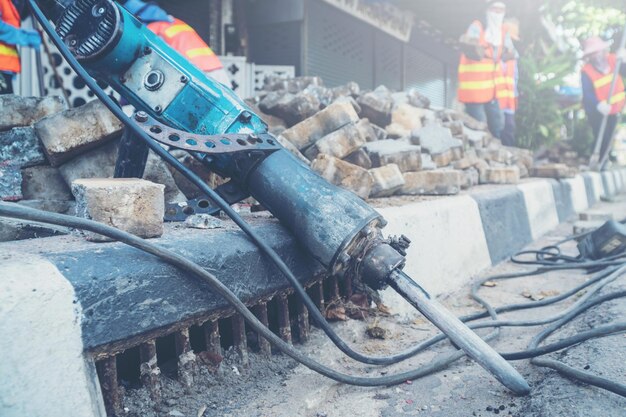 Demolarea cu ciocane hidraulice: spargerea betonului și a rocilor duri
