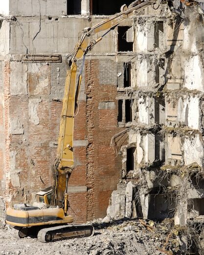 Demolarea și pregătirea sitului pentru noi construcții: etape și importanță