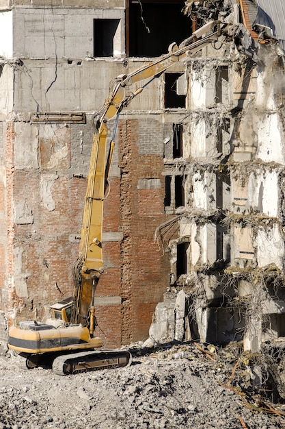 Demolarea și pregătirea sitului pentru noi construcții: etape și importanță