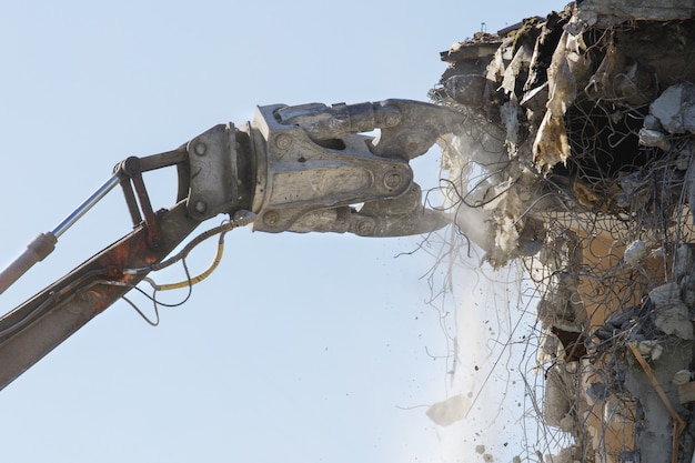 Utilizarea ciocanelor hidraulice Liebherr în demolări