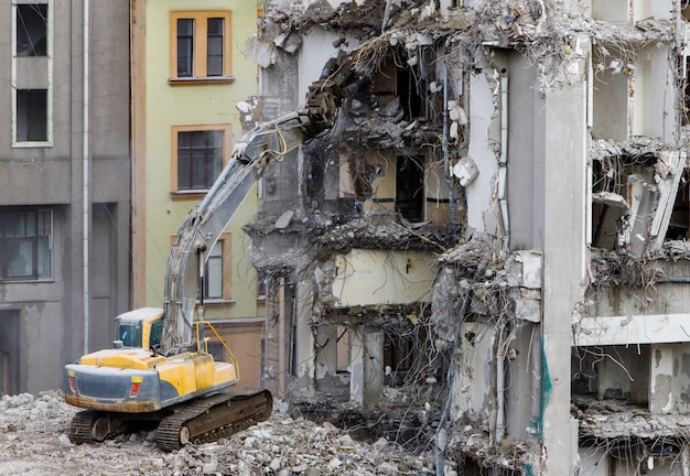 Demolarea structurilor de beton armat: metode și echipamente