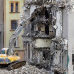Demolările noastre cu utilaje Caterpillar: putere și precizie