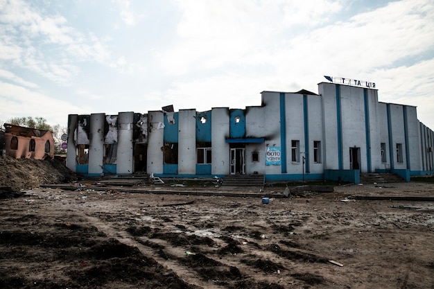 Demolarea clădirii administrative: proces și execuție profesională