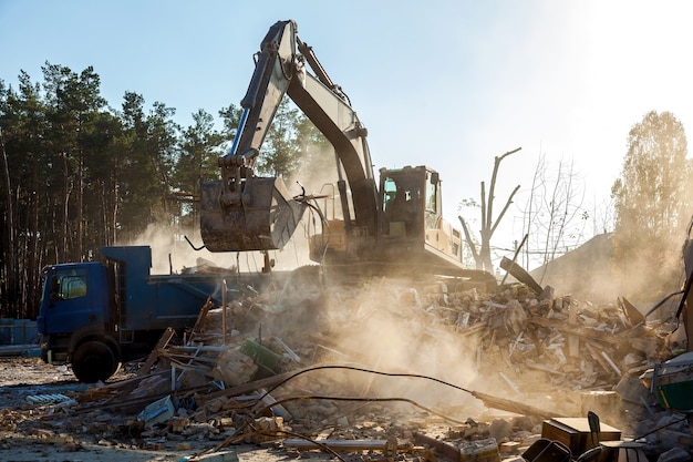 Demolarea cu cupe de săpătură: excavarea și transportul simultan al materialelor