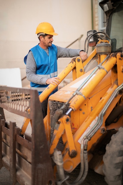 Demolarea și mentenanța utilajelor: importanța întreținerii regulate