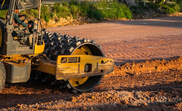 Demolarea cu cilindri compactor vibrator BOMAG: compactare profesională